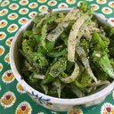 ピーマンと残り野菜皮の黒胡麻和え